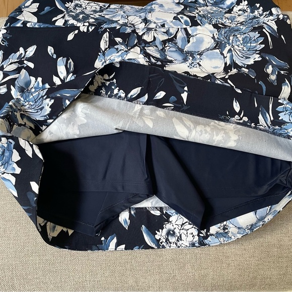 SC & Co Blue White Floral Pockets Stretch Tummy Control Wide Band Waist Skort - Picture 6 of 9